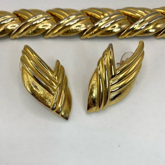 VINTAGE Givenchy RARE Gold Tone Bracelet & Post Earrings set - Picture 3 of 11